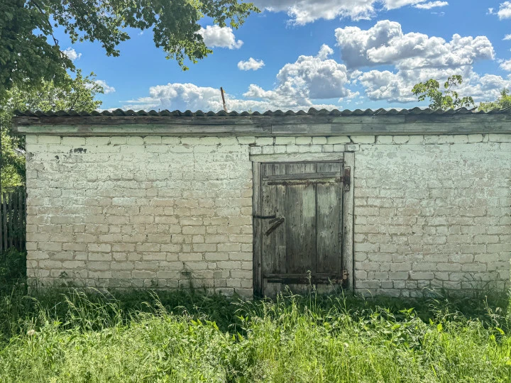Имущественный комплекс в составе земельного участка общей площадью 11 618 кв.м. и 8 зданий и сооружений общей площадью 983,5 кв.м.